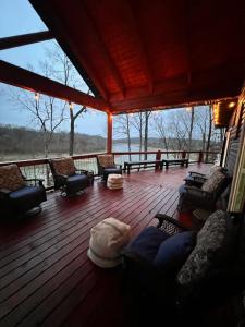 een afgeschermde veranda met banken en stoelen op een terras bij Panoramic Point--PERFECT views of Rough River in Falls of Rough +30 foto's