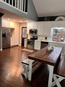 een keuken met een houten tafel en een aanrechtblad bij Panoramic Point--PERFECT views of Rough River in Falls of Rough