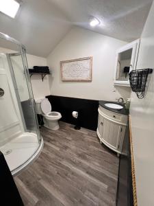 een badkamer met een douche, een toilet en een wastafel bij Panoramic Point--PERFECT views of Rough River in Falls of Rough