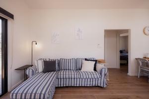 Surveyors BayにあるThe Beach Box at Big Roaring Beach Tasmaniaのストライプ柄のソファが置かれたリビングルームのソファ