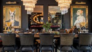 uma sala de jantar com mesa e cadeiras em Iconic 6BR Desert Retreat w Pool Pickleball Fire Pit Joshua Tree Mansion by AvantStay em Joshua Tree