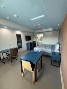 ein Schlafzimmer mit einem Bett, einem Schreibtisch und einem Tisch in der Unterkunft Swan inn in Houston