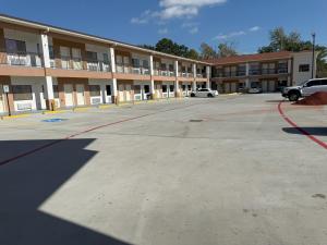 ein leerer Parkplatz vor einem Gebäude in der Unterkunft Swan inn in Houston