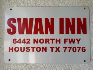 ein Schild mit der Aufschrift "Warmes Gasthaus" an einer Wand in der Unterkunft Swan inn in Houston