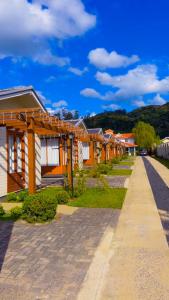 Pousada Dom Pietro في أوروبيسي: صف من البيوت على شارع