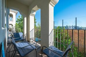 2 Stühle auf einem Balkon mit Stadtblick in der Unterkunft Newly Remodeled 3BR Apt | Mins to Disney | Arcade in Yorba Linda