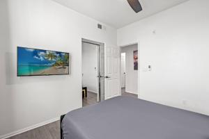 ein Schlafzimmer mit einem Bett und einem Fernseher an der Wand in der Unterkunft Newly Remodeled 3BR Apt | Mins to Disney | Arcade in Yorba Linda + 45 Fotos