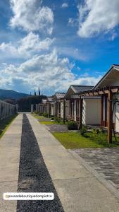 Pousada Dom Pietro في أوروبيسي: صف من البيوت على جانب الطريق +98 صورة