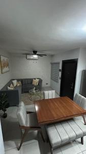 una sala de estar con una mesa y un sofá en Bonita casa de lujo, en Ciudad Obregón 6 fotos más