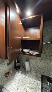 una cocina con un armario de madera con placas. en Bonita casa de lujo, en Ciudad Obregón