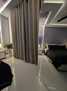 Χώρος καθιστικού στο Mirage 1 BR, Condo, Gulberg Lahore Self Check IN