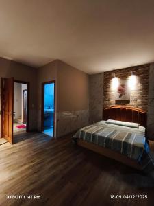 ein Schlafzimmer mit einem Bett und einer Ziegelwand in der Unterkunft Biệt Thự 3 Phòng Ngủ A1-03 in Ðức Hòa + 17 Fotos