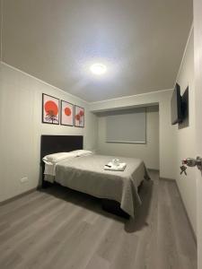 een slaapkamer met een bed in een kamer bij Luxury Duplex on the 15th Floor with Terrace in Lima