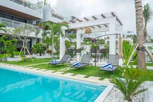 乌鲁瓦图Gandum Villa Complex - Luxury Boutique Stay Uluwatu的一个带游泳池和椅子的度假胜地和一座建筑 更多79张照片