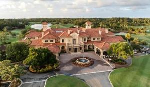 een luchtzicht op een groot huis met een binnenplaats bij Bermuda Bungalow - 3BR stay w BBQ in Ponte Vedra Beach