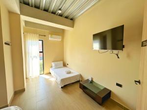 TV a/nebo společenská místnost v ubytování Awa House Hotel