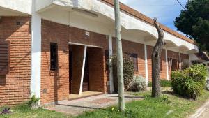 een leeg bakstenen gebouw met een open deur bij Complejo Las Tonas in Las Toninas