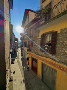 an alley with buildings and a street with a building at Centro Storico Suites Sarnico in Sarnico +24 photos