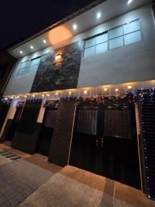 ELEGANTE, CÓMODO Y MODERNO APARTAMENTO - SUR DE CALI في كالي: مبنى عليه انوار عيد الميلاد