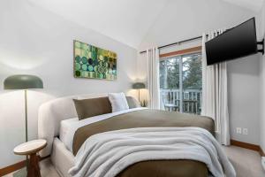 En eller flere senge i et værelse på 2BR in Granite Court, Village Location, King Bed, Private Balcony, Parking, Fireplace