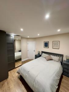 Postel nebo postele na pokoji v ubytování Beautiful Modern 3 Bedroom Home