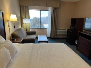 Кровать или кровати в номере Days Inn by Wyndham Duluth Lakewalk