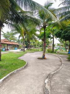 einen Weg in einem Park mit Palmen in der Unterkunft Biệt Thự 3 Phòng Ngủ A1-03 in Ðức Hòa