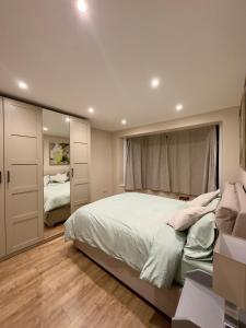 Postel nebo postele na pokoji v ubytování Beautiful Modern 3 Bedroom Home