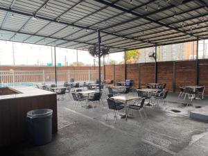 um pátio vazio com mesas e cadeiras num edifício em Hotel 10 Extended Stay em Nova Orleães