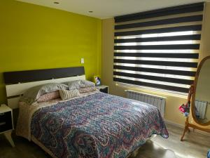 Giường trong phòng chung tại Veni a relajarte