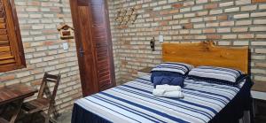 een slaapkamer met een bed met handdoeken erop bij Chalé Viçosinha de Açúcar in Viçosa do Ceará +32 foto's