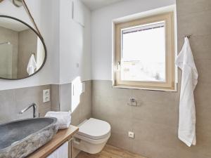 Ένα μπάνιο στο Künstler Chalet +19 φωτογραφίες