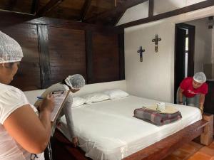 a group of people standing around a bed in a room at Centro ecoturistico Arco del Tiempo in Cintalapa de Figueroa