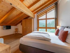 Un pat sau paturi într-o cameră la Chalet Huski Viehhofen