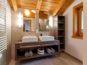 O baie la Chalet Huski Viehhofen +37 fotografii