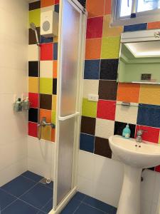 un baño con ducha y lavabo en Jiufen Golden House, en Jiufen 11 fotos más