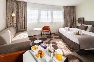 Rúm í herbergi á Mercure Compiègne Sud
