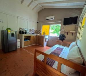 Casa Manglares Capurganá في Acanti: غرفة كبيرة مع مطبخ مع ثلاجة