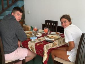 Bentota Luxe في بينتوتا: رجل وامرأة يجلسون على طاولة