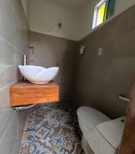 Casa Manglares Capurganá في Acanti: حمام مع حوض ومرحاض