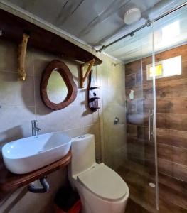 Casa Manglares Capurganá في Acanti: حمام مع مرحاض ومغسلة ودش