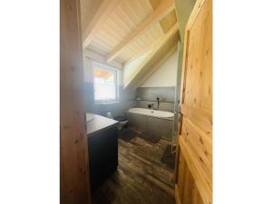 Koupelna v ubytování Holiday apartment with 2 bedrooms + 7 fotografií