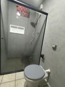 e bagno con doccia, servizi igienici e doccia. di Apartamento Zen Residencial Isaura a Rio Branco