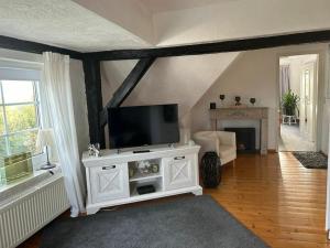 TV a/nebo společenská místnost v ubytování Holiday home with 2 bedrooms