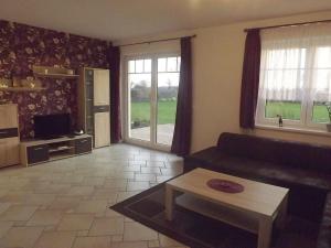 Holiday home in Schaprode with barbecue في Charlottendorf: غرفة معيشة بها أريكة وطاولة