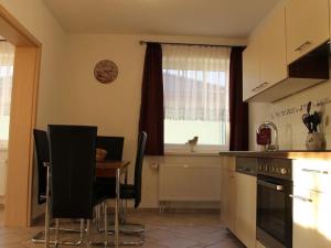 Holiday home in Schaprode with barbecue في Charlottendorf: مطبخ مع طاولة وكراسي ونافذة +13 صورة