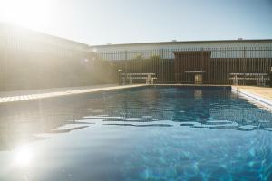 MainStay Suites Whyalla في وايالا: حمام سباحة أمام مبنى