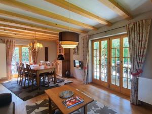 Μια τηλεόραση ή/και κέντρο ψυχαγωγίας στο Holiday home in Pfronten with swimming pool