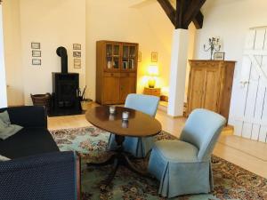 Gable house Ruppin Lake في Karwe: غرفة معيشة مع طاولة وكرسيين