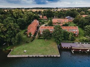 Gable house Ruppin Lake في Karwe: اطلالة جوية على بيت في جزيرة في الماء